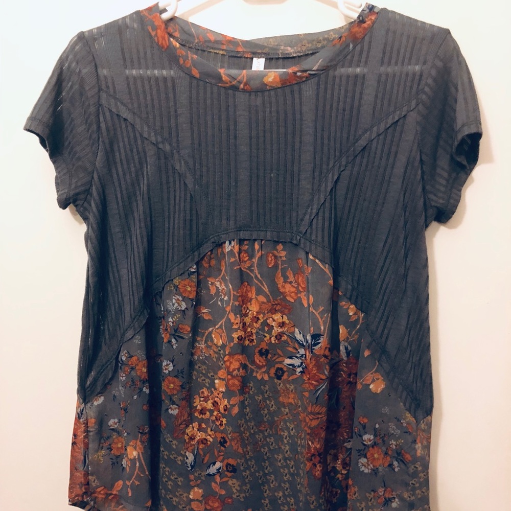 Adorable, flowy, floral Xhilaration t-shirt.